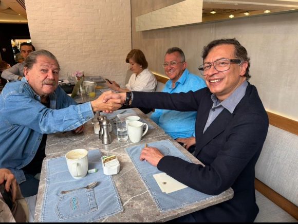 Expresidente Petro ya en México